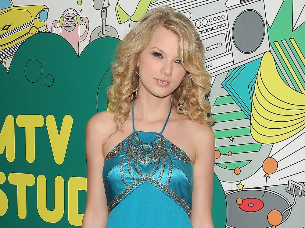 Taylor Swift explains her hand injury