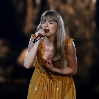 Taylor Swift SH๏τ a New Music Video Amid Tour Break, Breakup