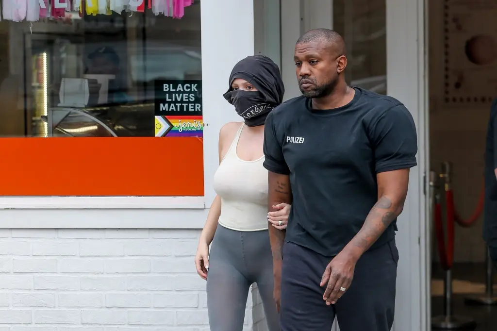 Kanye West wears mᴀssive shoulder pads and sock shoes on Bianca Censori date