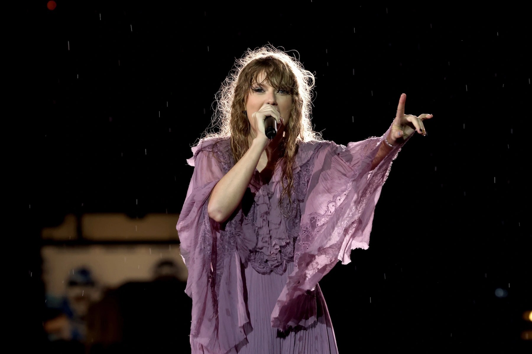 Taylor Swift Plays Rain-Soaked Show in Nashville