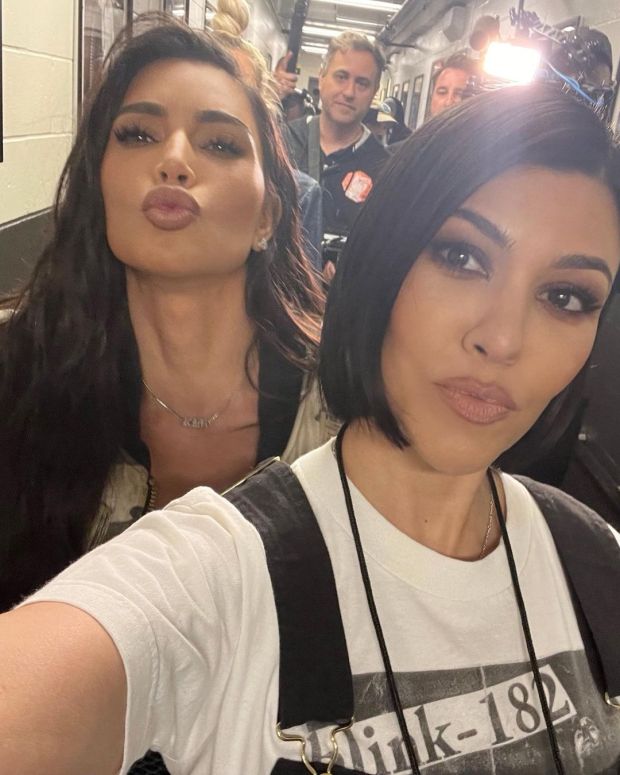 ALL IS FORGIVEN? Kourtney Kardashian poses with Kim backstage at concert in rare pH๏τo of sisters together despite bitter feud