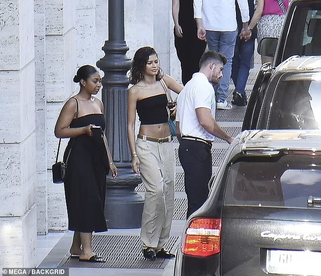 Ab-flashing Zendaya has an embarrᴀssing moment as she’s rejected entry to upscale restaurant in Rome because of her outfit