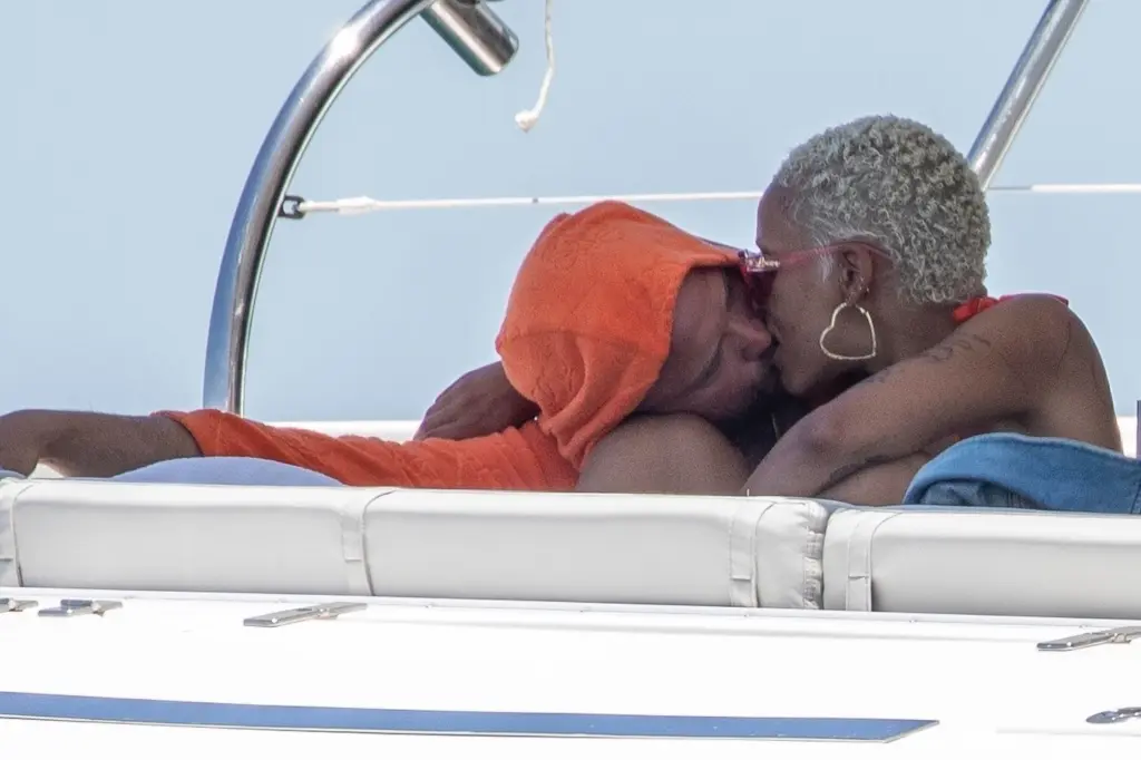 Doja Cat shows off hourglᴀss figure in tiny ʙικιɴι, packs on the PDA with J. Cyrus