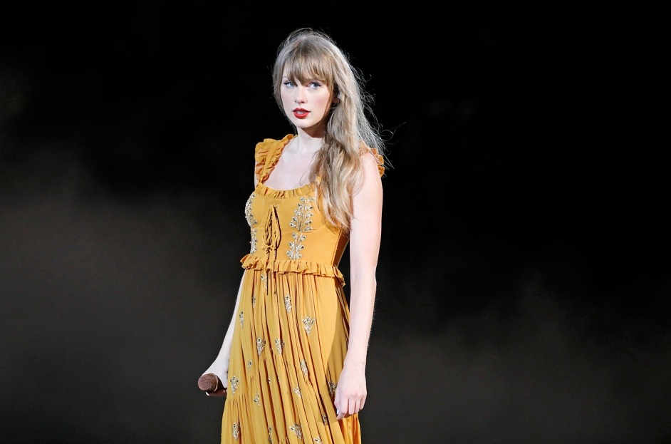 Taylor Swift Accidentally Swallows a Bug During Chicago Show: ‘Delicious’