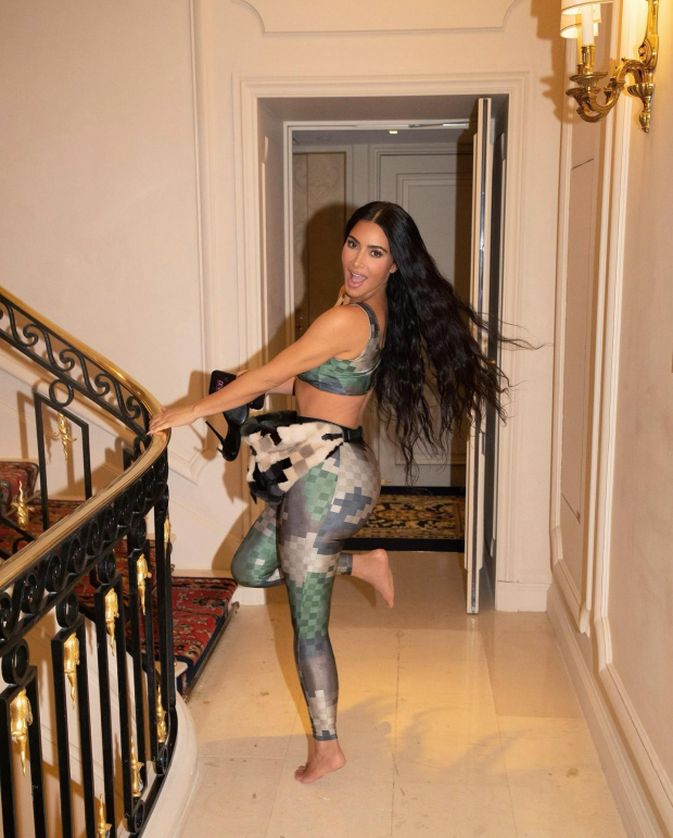 ‘WOAH’ Kim Kardashian fans speechless as star puts her ‘huge’ ʙuтт on display in skintight leggings in new pics