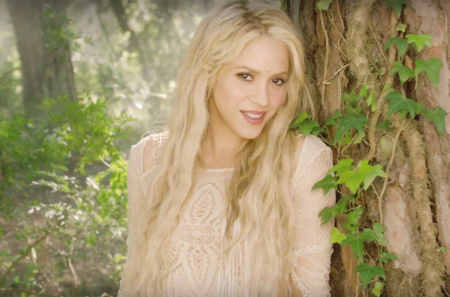 Watch Music Video by Shakira “Me Enamore”