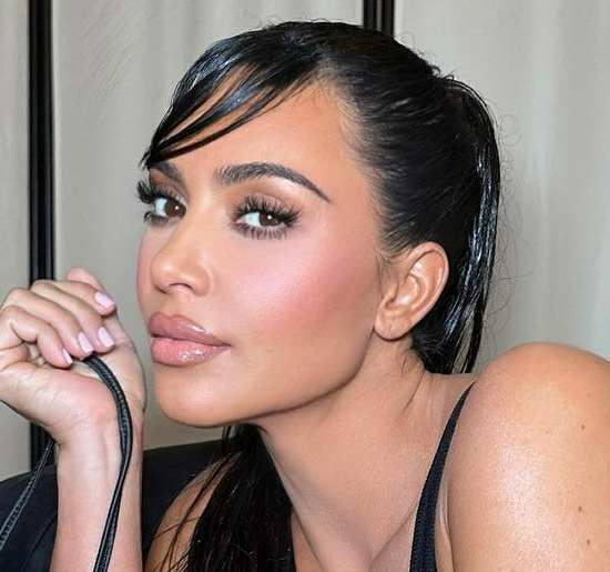 ‘WHAT HAPPENED?’ Kim Kardashian fans think star’s ‘changing’ face looks ‘so different’ in new pH๏τo that has left them ‘so confused