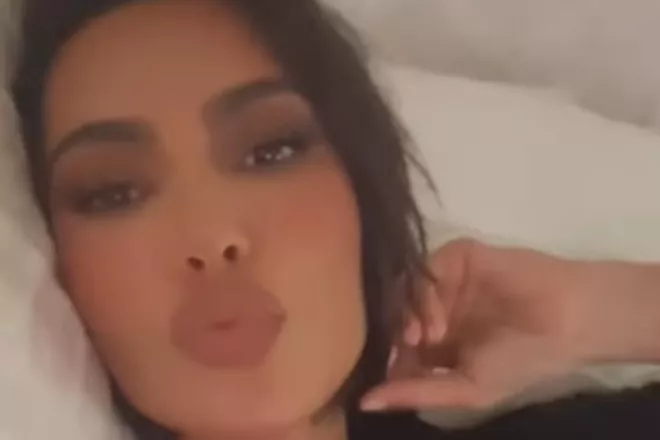 Kim Kardashian reveals new look with intimate black robe bedroom pH๏τos