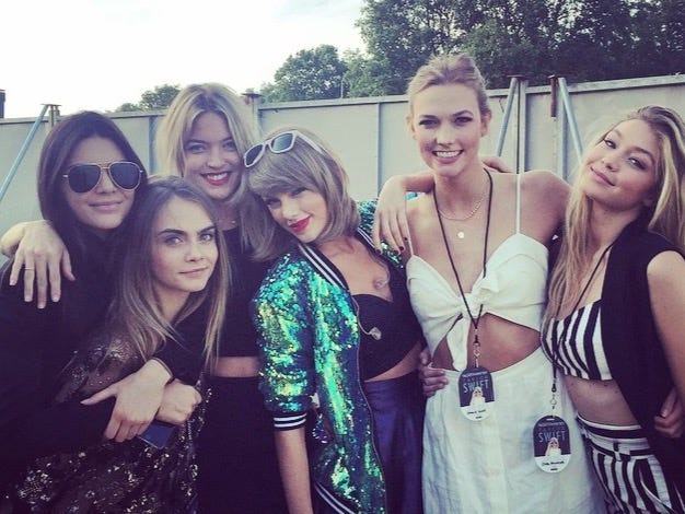 9 Reasons Taylor Swift Is the Best Celebrity Friend Ever