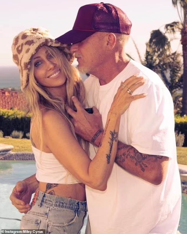 Does Miley Cyrus disapprove of her mum’s new Aussie fiancé? Singer fails to publicly congratulate her mother Tish after she announces her engagement to Prison Break star Dominic Purcell