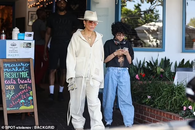 Jennifer Lopez looks comfortably chic in an oversized cream set as she enjoys lunch with daughter Emme, 15, at Mauro’s Cafe in Los Angeles