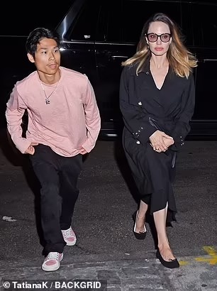 Angelina Jolie dons a black trench coat and ballet flats as she and son Pax Jolie-Pitt, 19, exit their New York City H๏τel