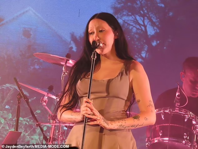 Miley Cyrus’ sister Noah performs onstage at the Metro Theatre in Sydney – after being spotted smoking a blunt outside her H๏τel