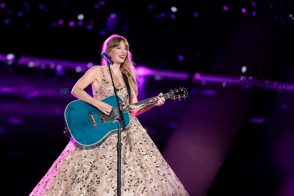 Taylor Swift lets out epic laugh while singing about forgiving Kanye West at Seattle show