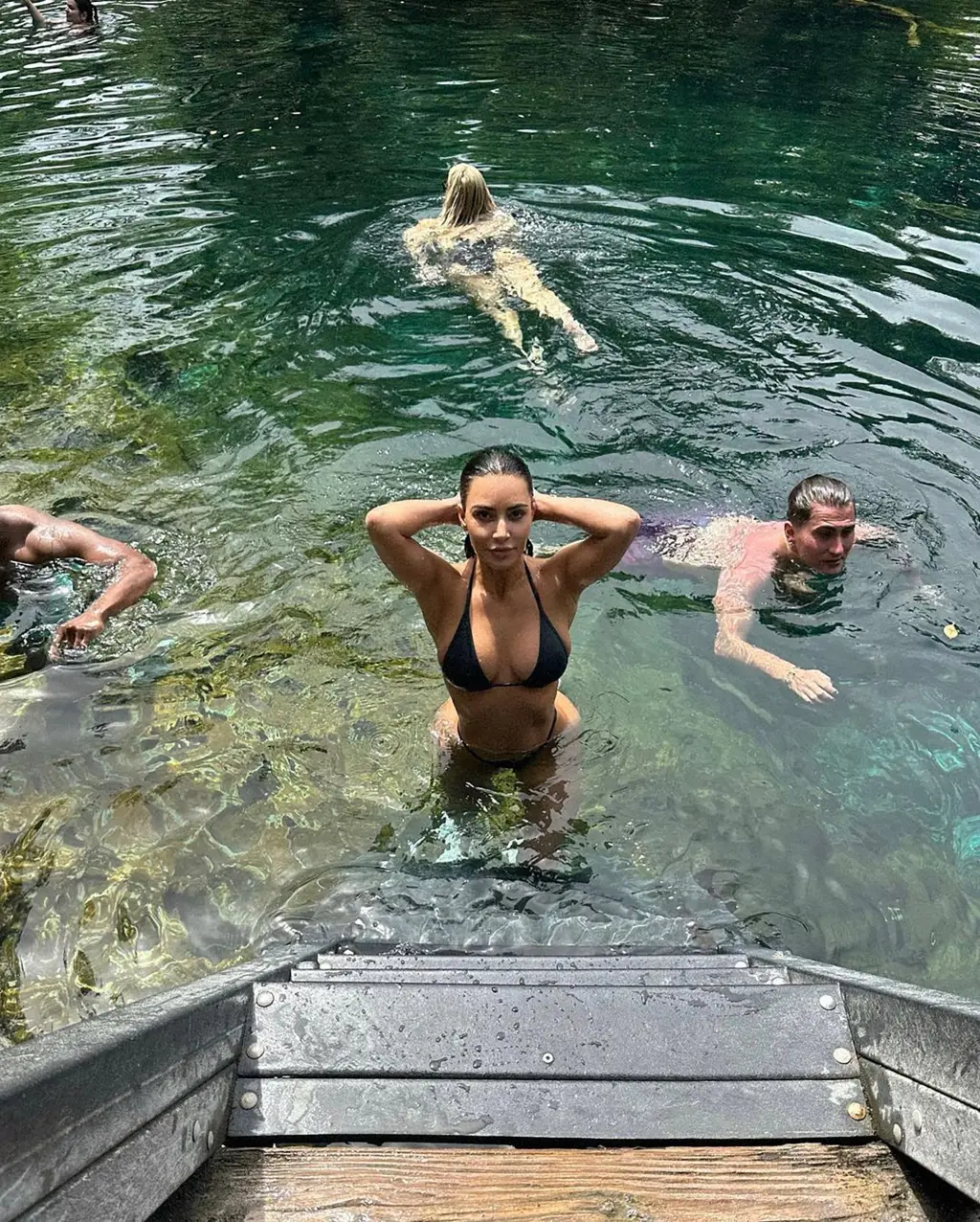 Kim Kardashian gets pH๏τobombed while trying to take ʙικιɴι thirst trap