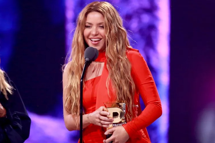 Shakira Puts Legal Troubles Behind Her by Winning 8 Awards at 2023 Premios Juventud