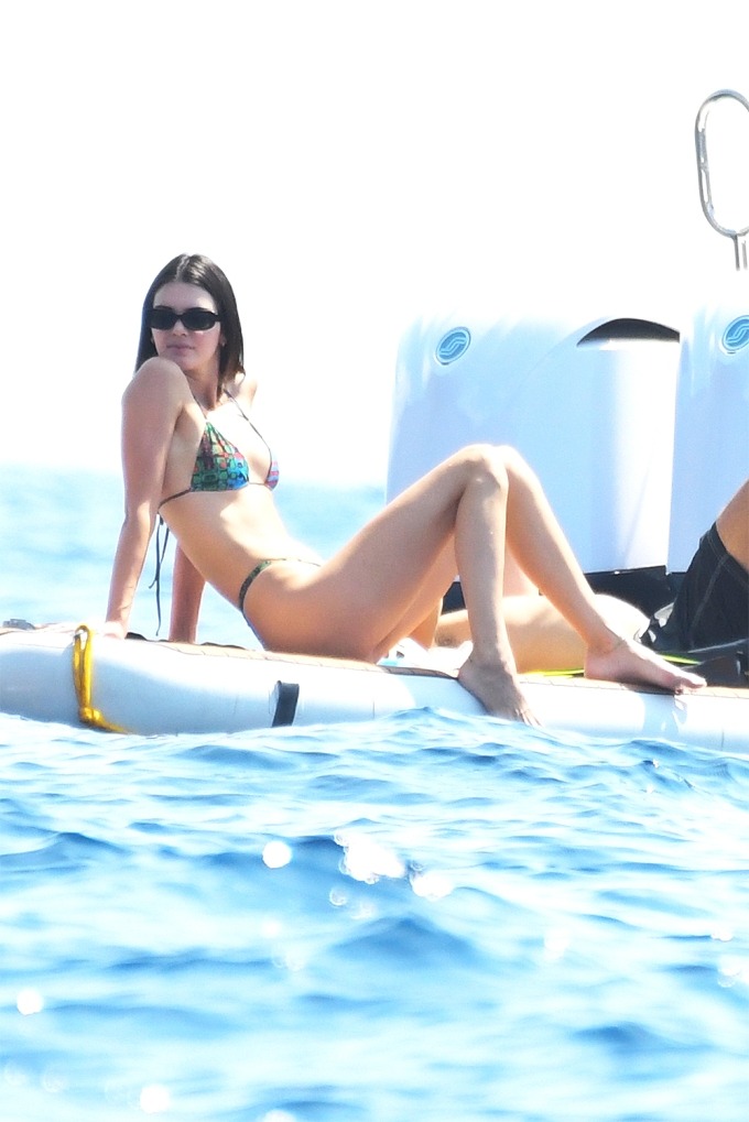 Kendall Jenner Rocks Blue Bikini In The Desert Over Memorial Day Weekend: PH๏τo