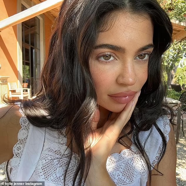 Kylie Jenner shows off her natural freckles and wavy hair in sun-soaked pH๏τos from idyllic Italian getaway… after ringing in 26th birthday