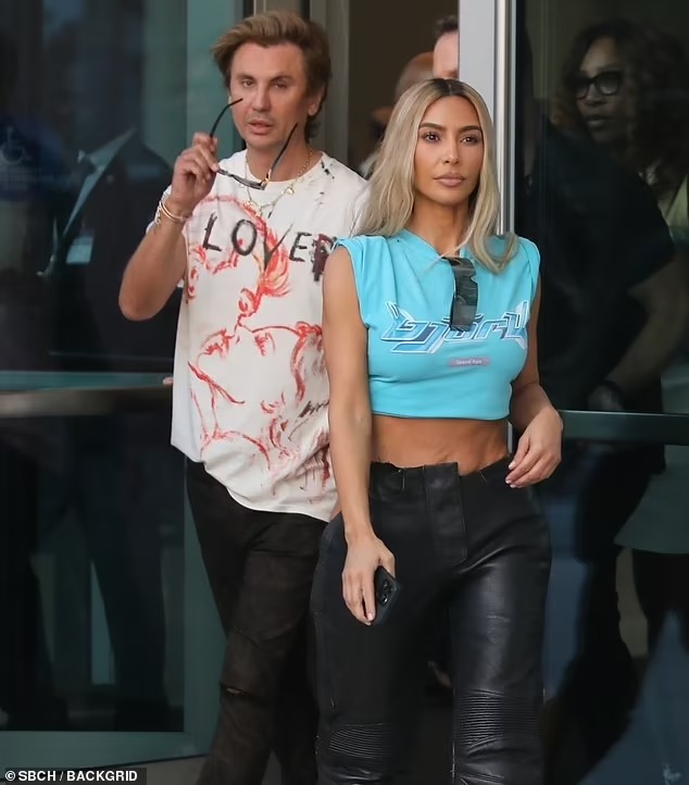 Jonathan Cheban of Keeping Up With The Kardashians is seen leaving a H๏τ spot with another OG Kim Kardashian pal – can you guess who?