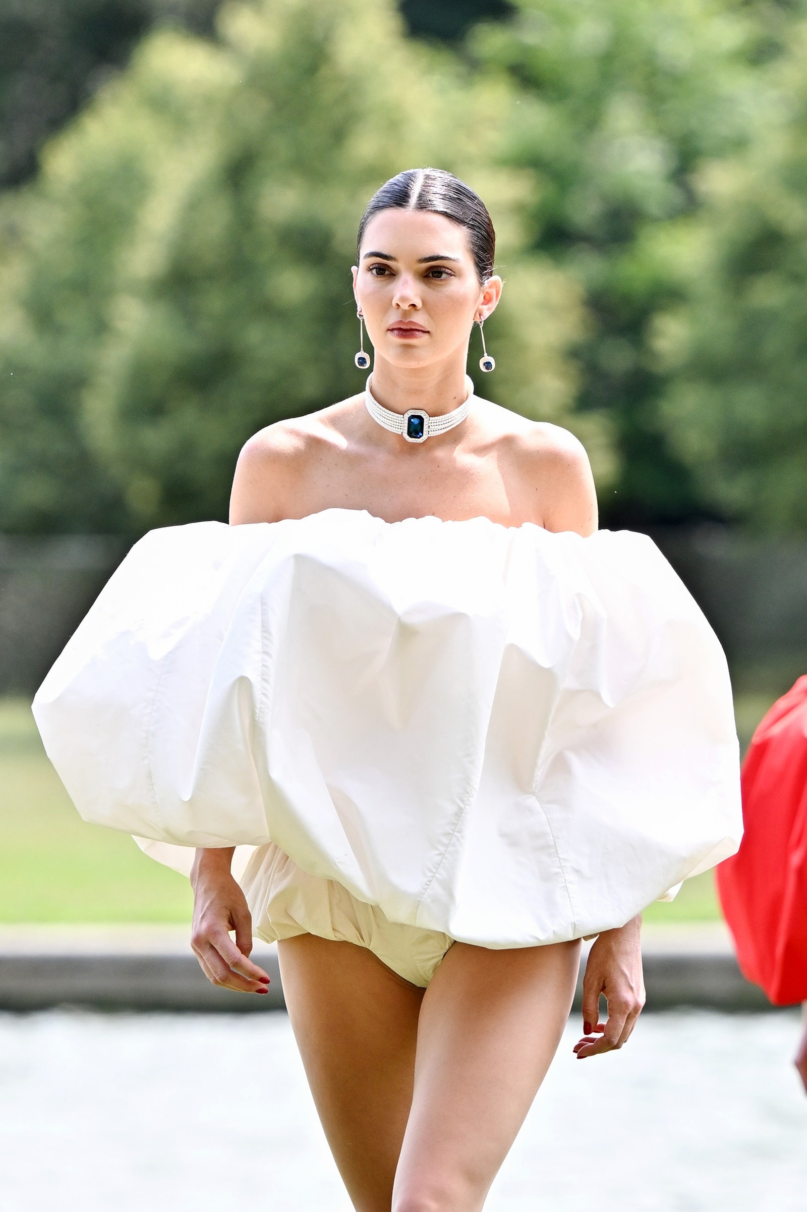 Kendall Jenner Wore Some Appropriately Regal Jewelry on the Jacquemus Runway in Versailles