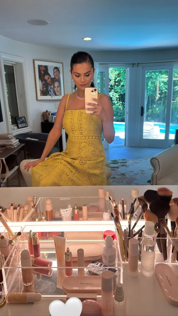 REBEL YELL-OW Selena Gomez shows off her curves in Sєxy yellow dress in cheeky mirror selfie taken inside her bedroom