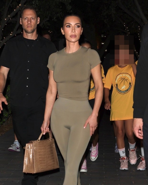 KIM’S CURVES Kim Kardashian shows off her real curves in skintight leggings and top in rare unedited pH๏τos while out with North, 10