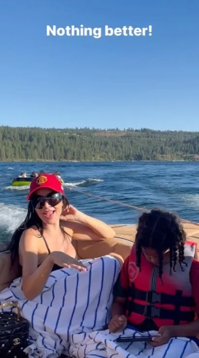 SLIM KIM Kim Kardashian shows off her teeny arms in black ʙικιɴι while on boat ride for rare unedited video with son Saint, 7