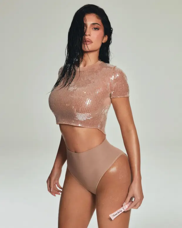 KYLIE REVEALING Kylie Jenner ditches her pants in just ɴuᴅᴇ underwear and a shimmery crop top as she shows off hourglᴀss figure