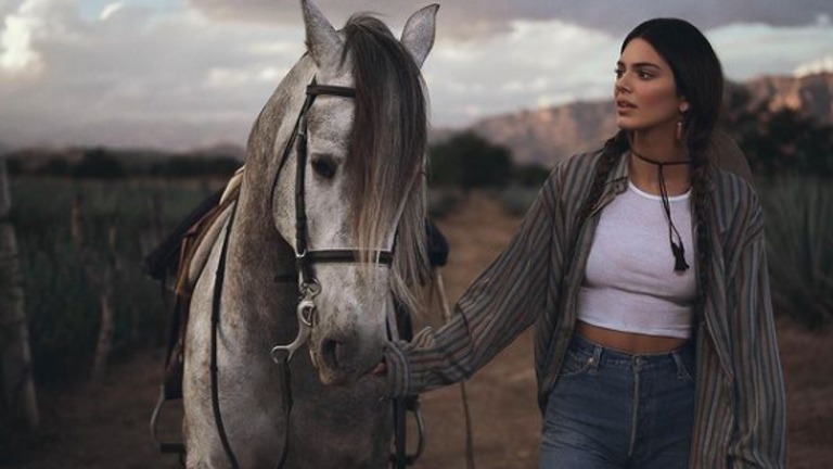 Kendall Jenner accused of cultural appropriation over new 818 tequila campaign sH๏τ in Mexico