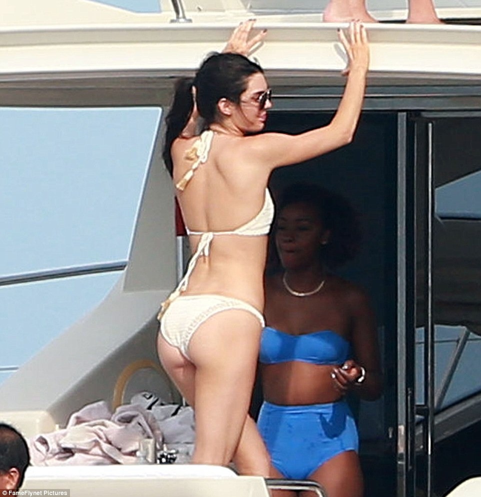 Kendall Jenner slips into a tiny white ʙικιɴι and takes a huge leap into the sea as Kylie’s birthday festivities continue with boat party in Mexico