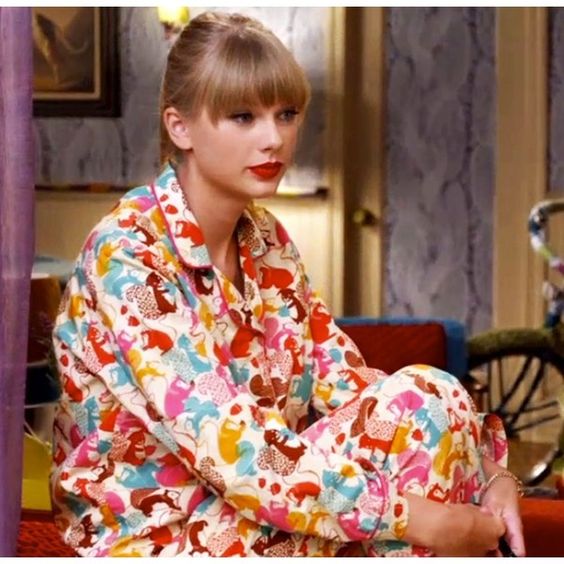 Experts say Taylor Swift’s ‘ominous’ bedroom color scheme is the secret to better sleep