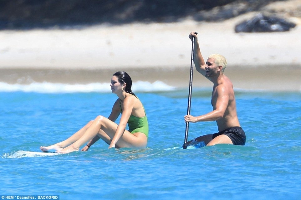 Kendall Jenner makes a splash while catching waves in a Sєxy green one-piece during Mexico vacation with beau Ben Simmons and sister Khloe Kardashian