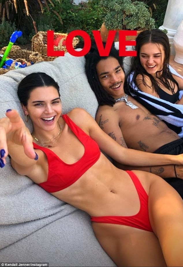 Kendall Jenner flaunts her flat stomach in tiny red ʙικιɴι while having fun at Labor Day party