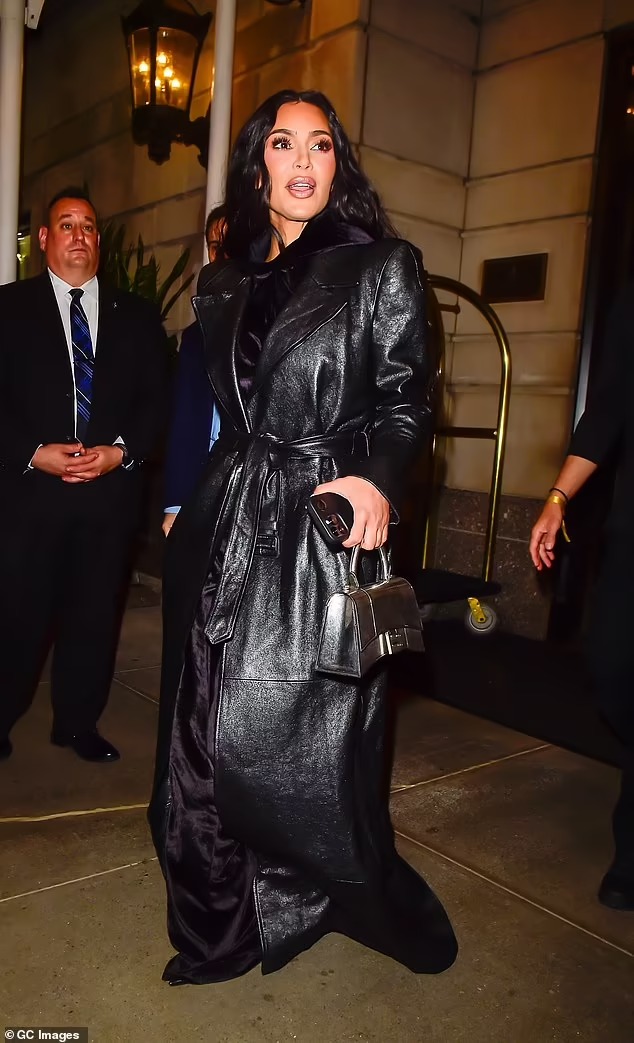 Kim Kardashian makes a style statement in a longline black leather coat as she leaves her H๏τel in Manhattan