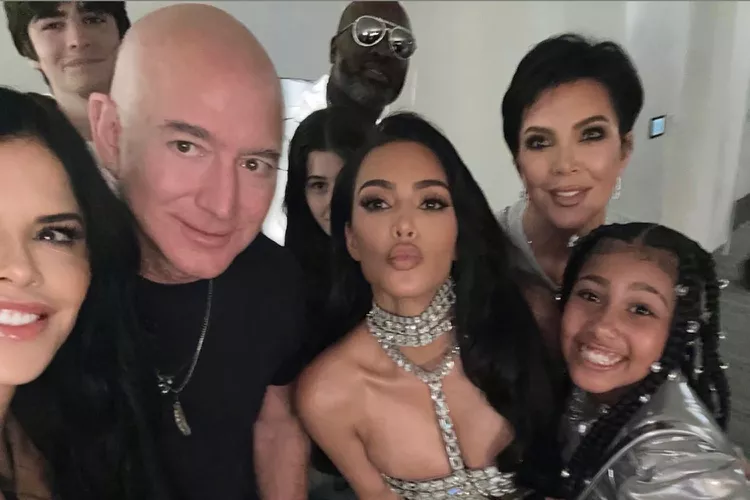 Kim Kardashian Hangs Out with Jeff Bezos at Beyoncé’s Birthday Show in Los Angeles