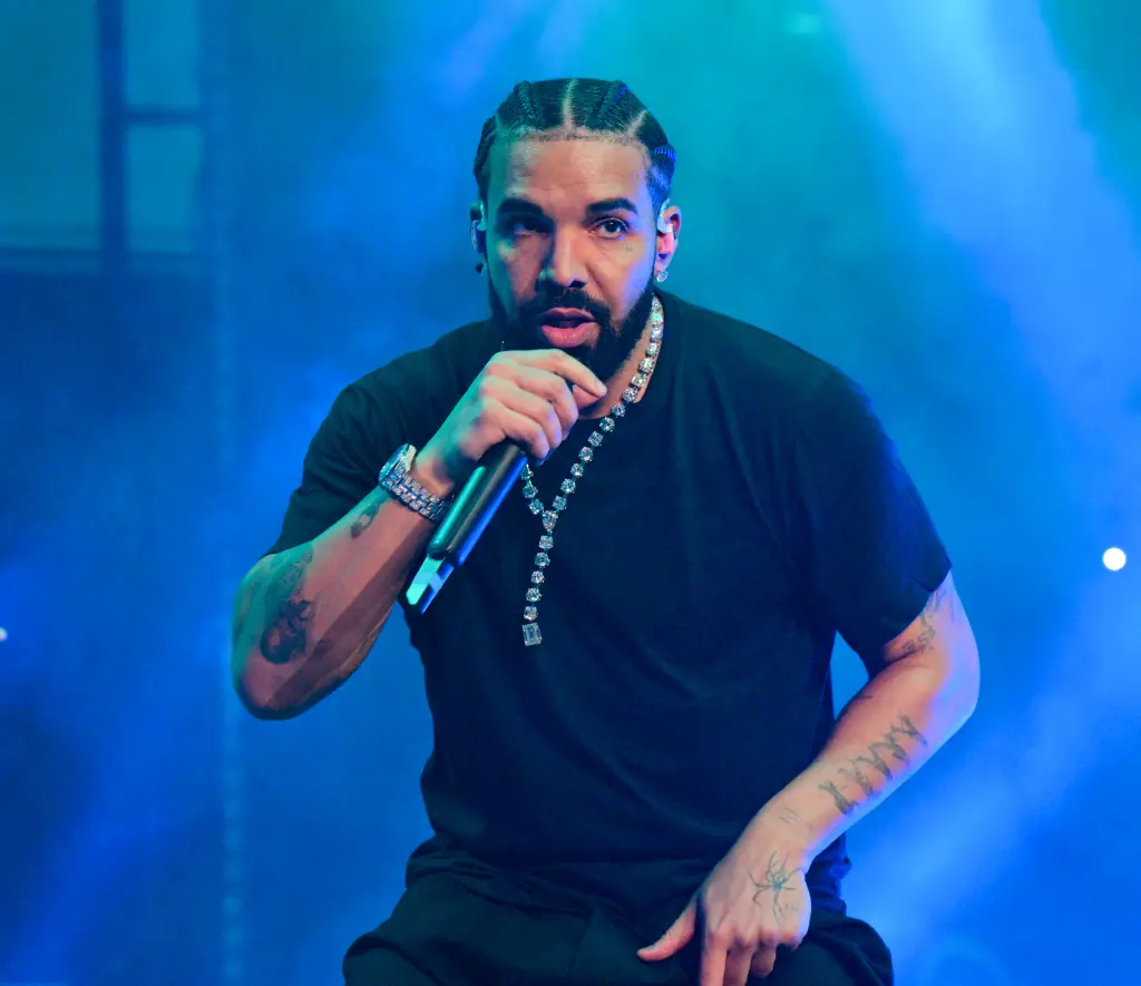 Drake slammed for forgetting lyrics to his song during tour: ‘The crowd groaned’