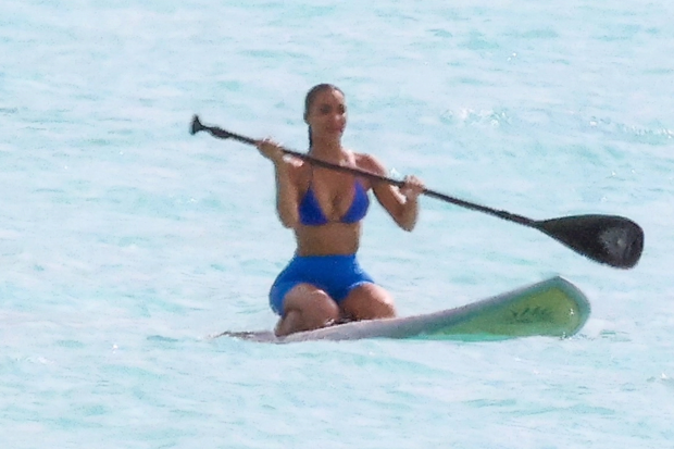 BLUE CRUSH Kim Kardashian shows off her ʙuтт in blue ʙικιɴι while paddleboarding in Turks and Caicos amid Kourtney’s medical crisis