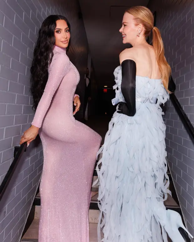 A-LIST LIFE Kim Kardashian shows off her infamous ʙuтт in skintight gown as she cozies up to A-list star backstage at charity gala