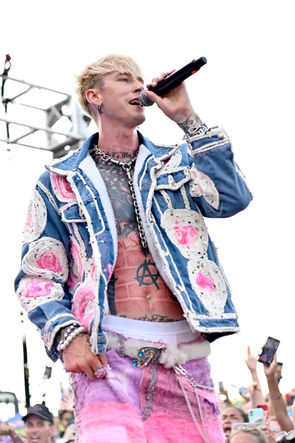 Machine Gun Kelly confronted by fan onstage during interview, security intervenes: ‘This is a bad look’