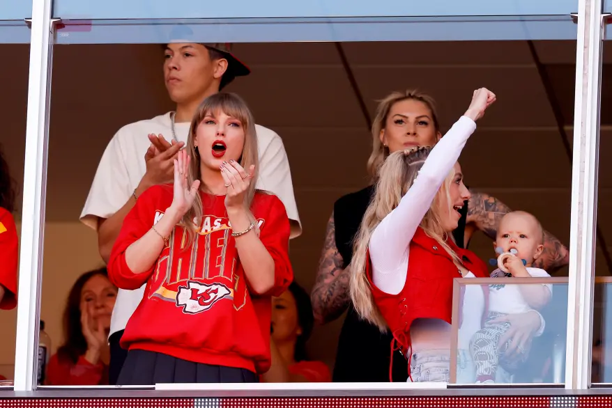 Taylor Swift adorably wears ‘87’ bracelet for Travis Kelce at Kansas City Chiefs game