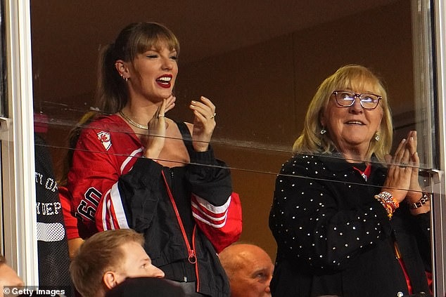 Taylor Swift appears to stay the night at ‘boyfriend’ Travis Kelce’s Kansas City home as the new couple prepare to ‘spend the weekend together’ after the pop star watched the Chiefs’ latest win