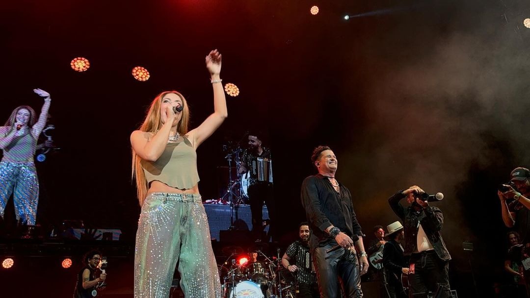 Shakira Surprises Carlos Vives at Miami Concert: Watch