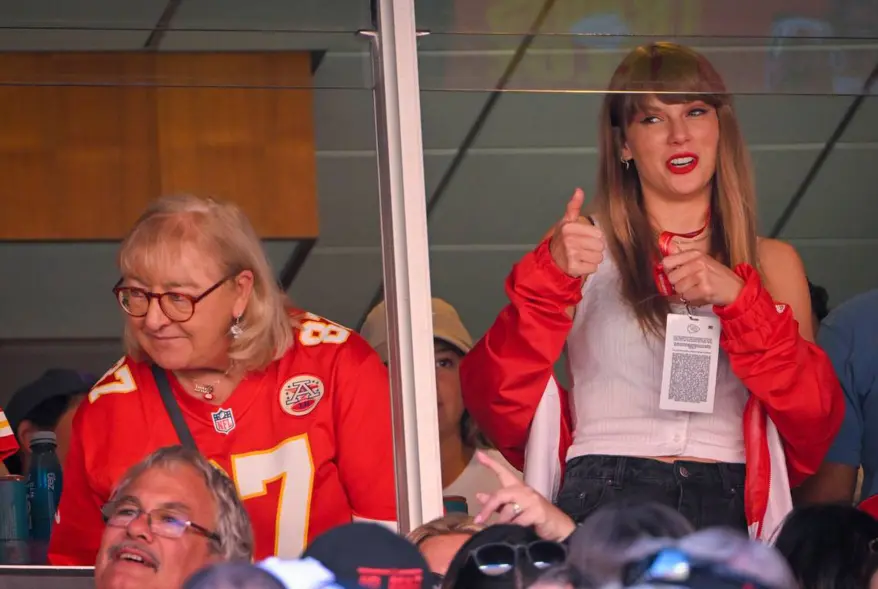 Travis Kelce enjoys birthday dinner with pals at Kansas City restaurant amid Taylor Swift romance: report