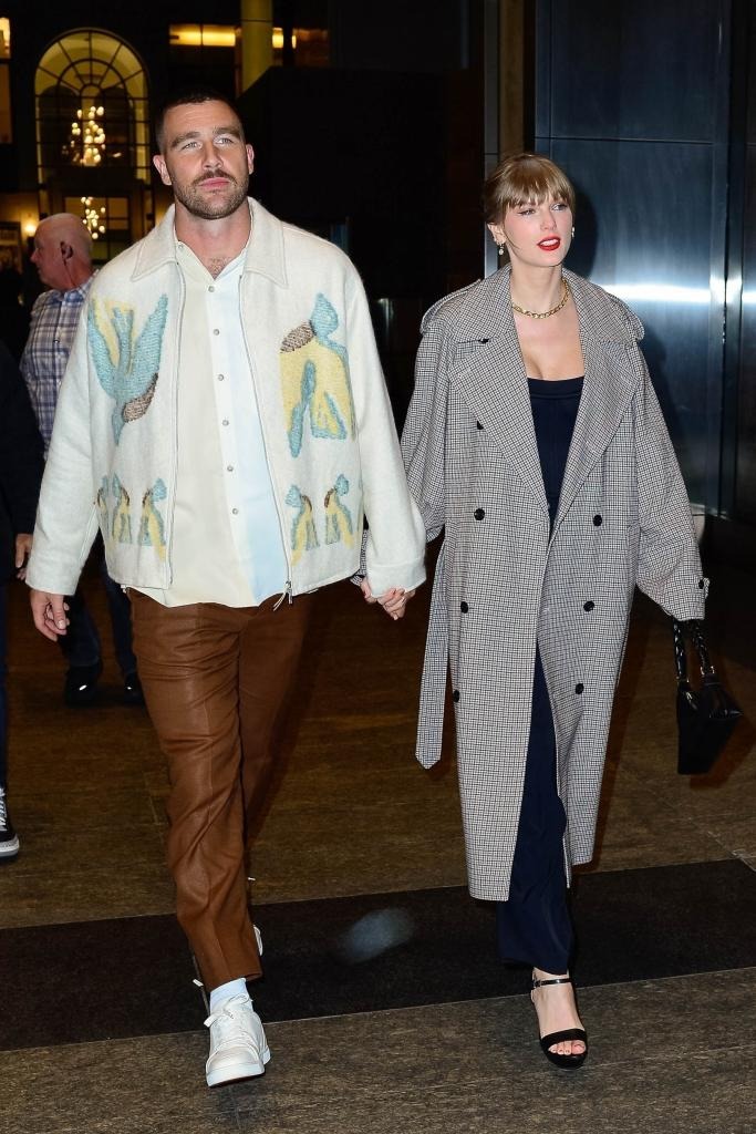 Travis Kelce and Taylor Swift hold hands in first PDA pH๏τos since whirlwind romance