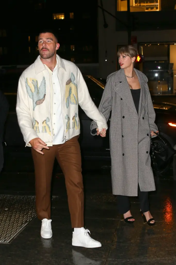 Travis Kelce and Taylor Swift hold hands in first PDA pTravis Kelce and Taylor Swift hold hands in first PDA pH๏τos since whirlwind romanceH๏τos since whirlwind romance