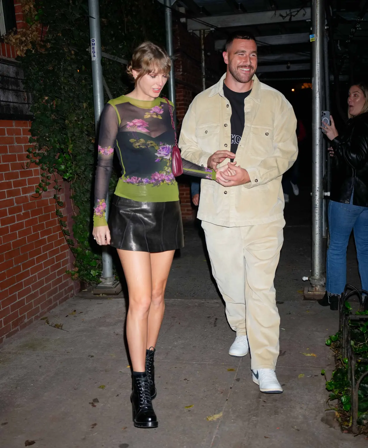 Fans spot another clue that Taylor Swift and Travis Kelce got H๏τ and heavy on second NYC date night