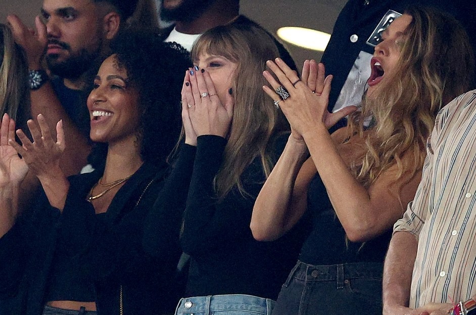 Taylor Swift and Blake Lively Have Fun in the Stands During Chiefs-Jets Game