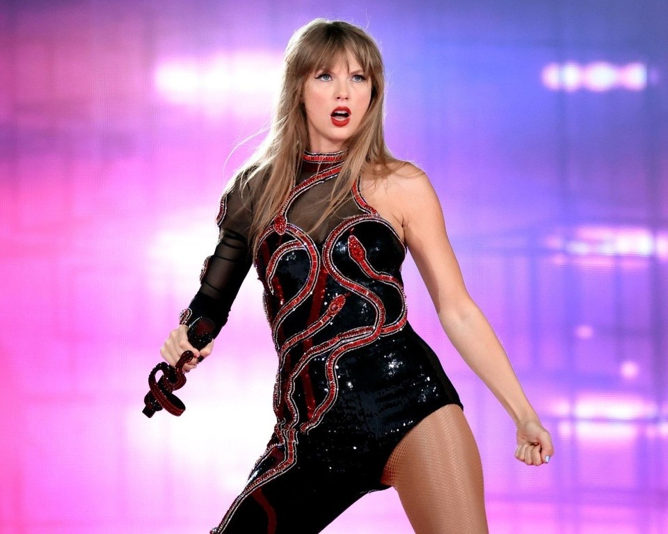 Taylor Swift conquers the UK charts with “1989 (Taylor’s Version)” which debuts at number 1 on the official album charts with 184,000 units sold.