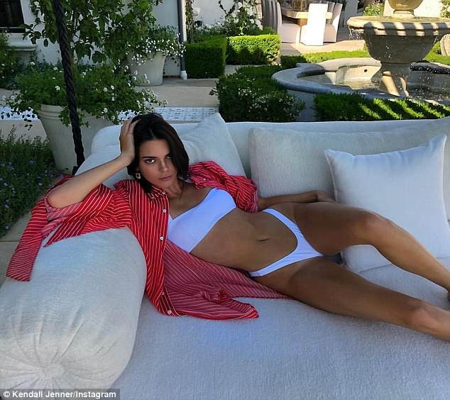 Kendall Jenner gets pulses racing as she flaunts her toned tummy and lovely legs in skimpy white ʙικιɴι