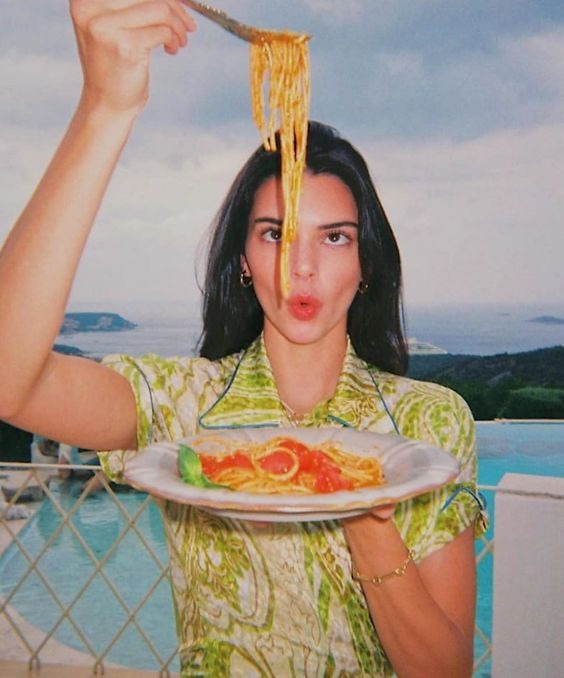 Kendall Jenner hilariously struggles to cut cake, 1 year after the cucumber-cutting incident